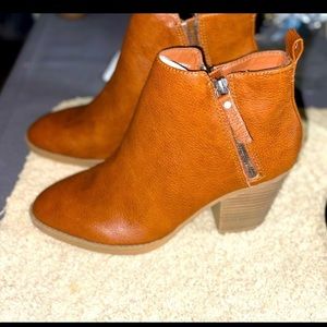 BNWT Universal Thread 7W Ankle Booties